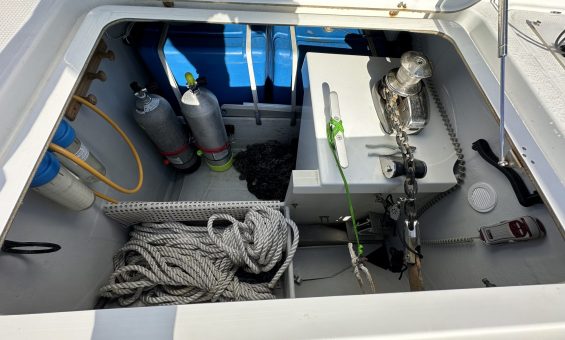 10a-Lapina-foredeck-anchor-locker