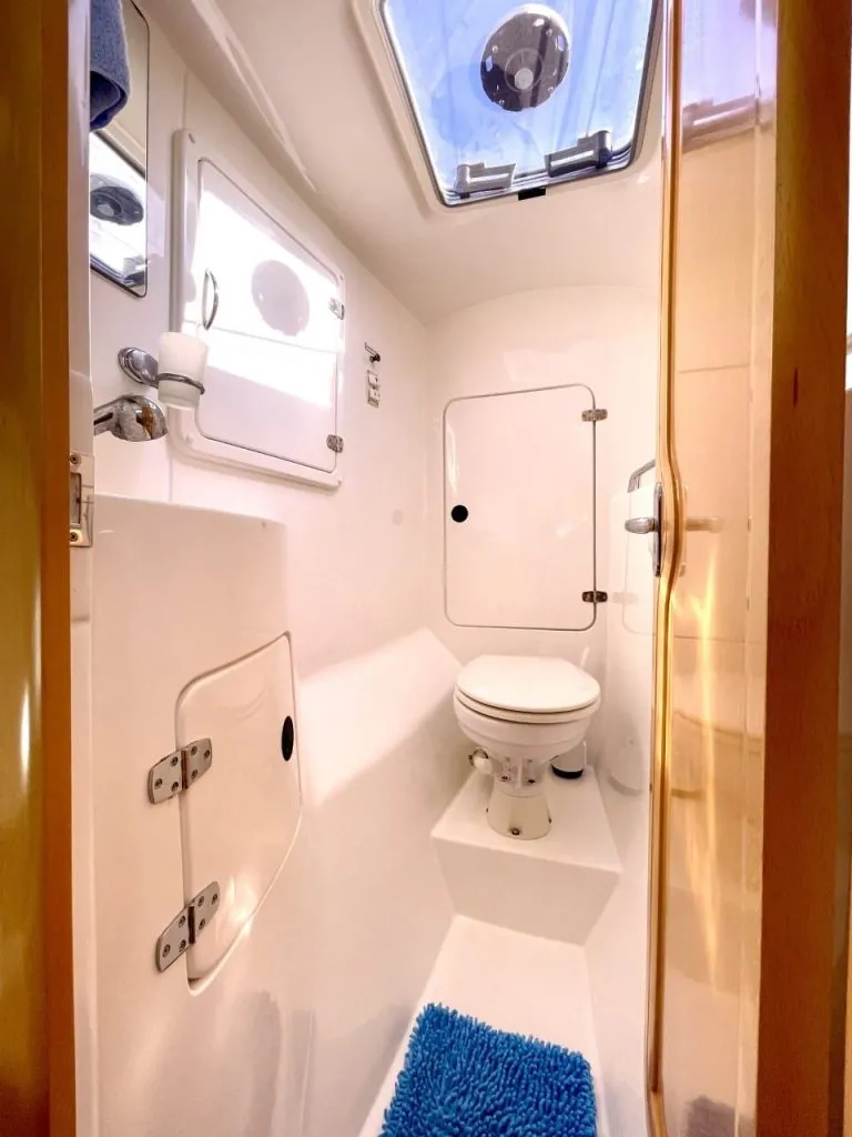 Two Dogs Stbd Fwd Ensuite