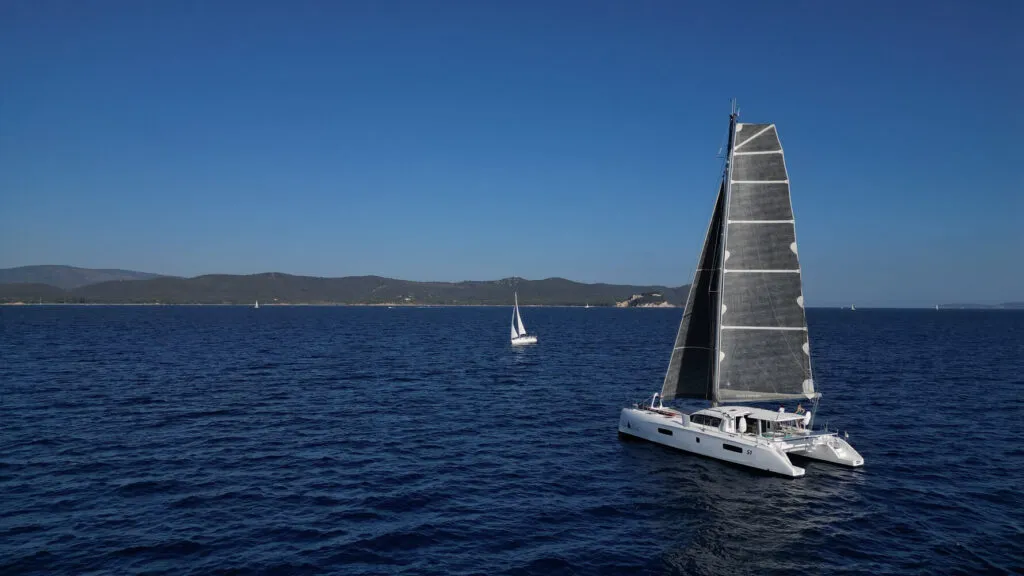 Outremer 51 Pict 12 blue pearl