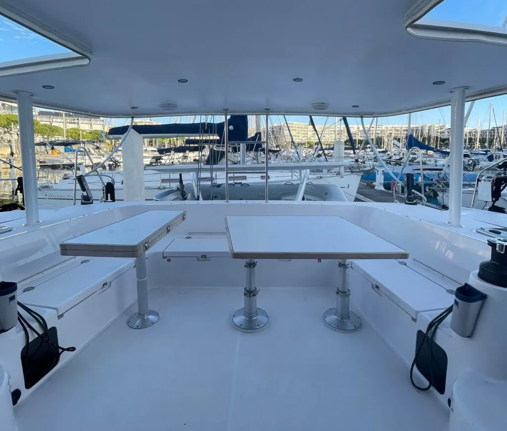 Outremer 51 Pict (13) blue pearl
