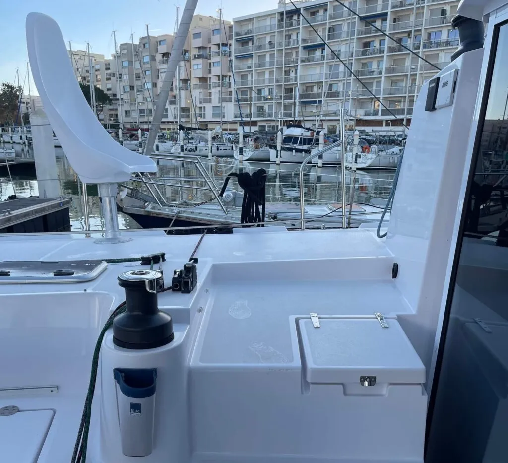 Outremer 51 Pict (14) blue pearl