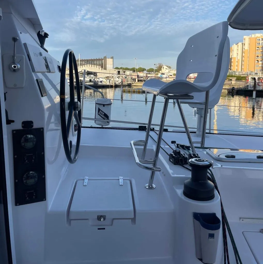 Outremer 51 Pict (15) blue pearl