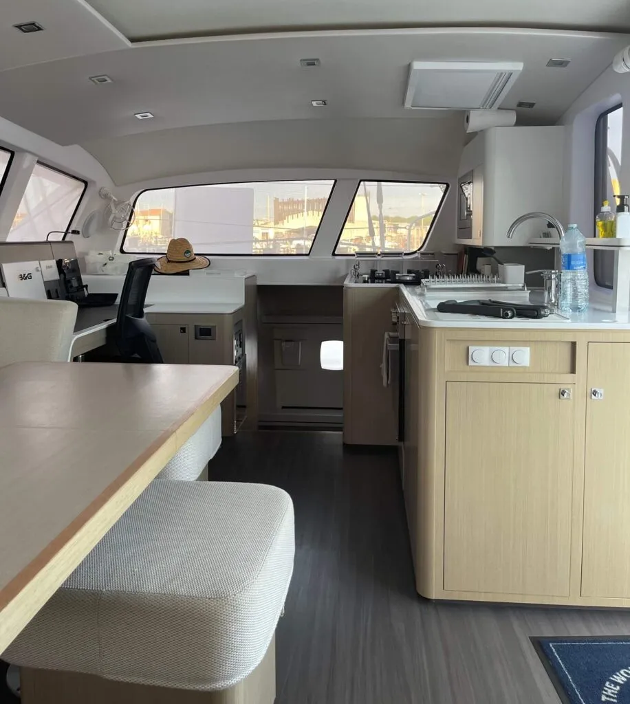 Outremer 51 Pict (19) blue pearl